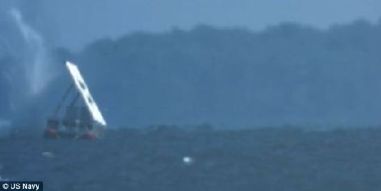 美国海军首次测试无人驾驶船只远程发射导弹