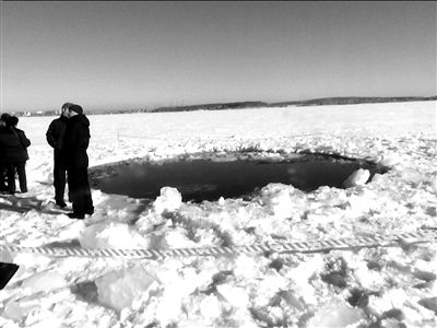 切巴尔库利湖被陨石砸出一个直径约8米的冰窟窿。