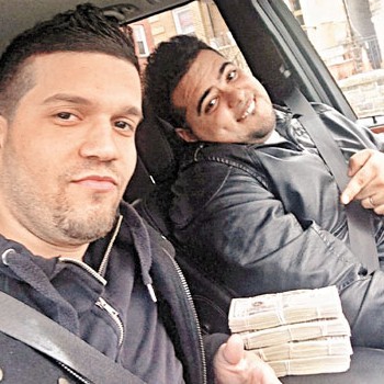 有疑犯从提款机盗取大迭钞票后,与同伴自拍炫耀 图片来源:AP