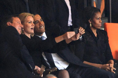 奥巴马在曼德拉追悼会玩自拍 米歇尔不高兴