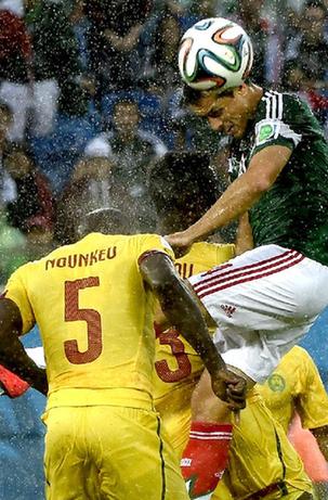 (世界杯)足球——小组赛A组:埃尔南德斯雨中争顶