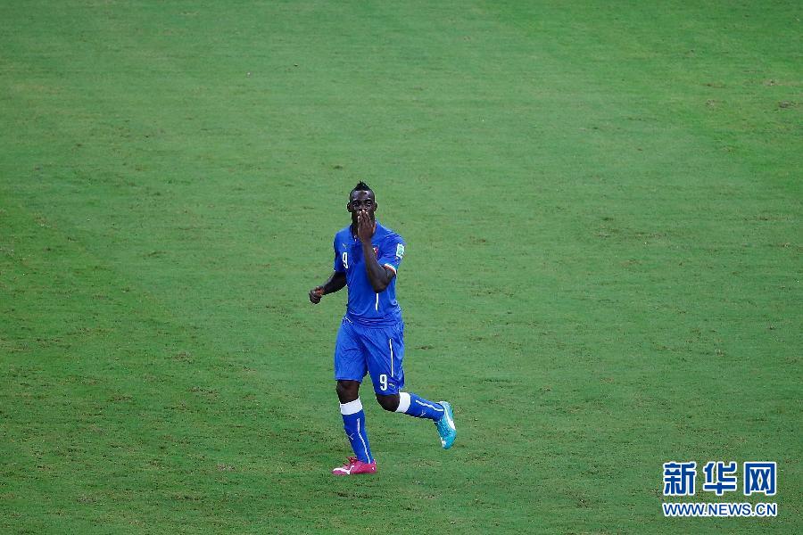 (世界杯·进球时刻)(1)足球——小组赛D组:巴洛特利进球