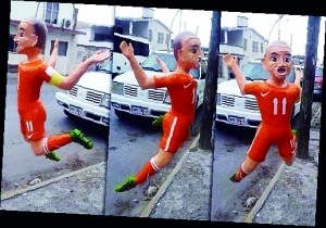 罗本“假摔”玩偶现墨西哥街头球迷用其出气(图)