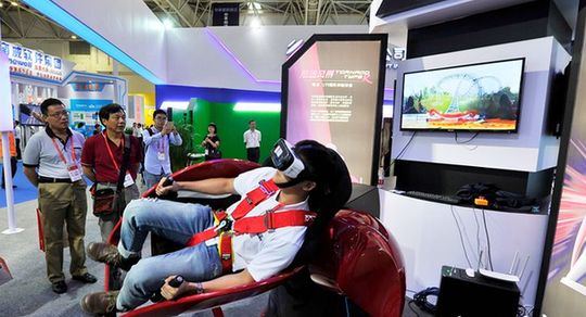 “6·18”展馆尽吹VR风 学车踢球都可用上VR技术