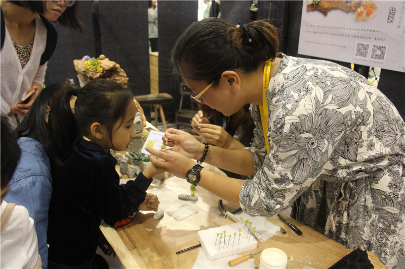 文博会万事集展位受关注 义卖画袋基本售尽