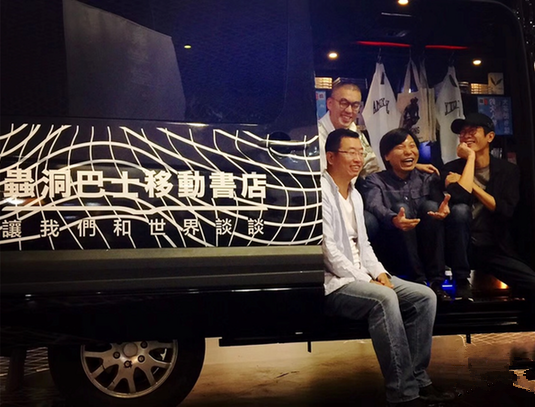 中国首辆移动书店巴士亮相文博会 开启沟通阅读之旅