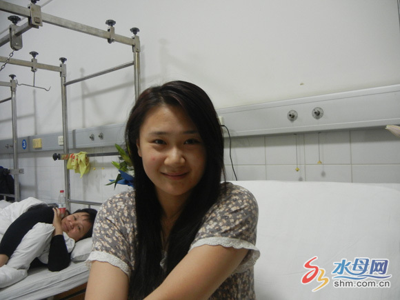 “最美女孩”车流中救人 撞伤一条腿换回一条命 “最美女孩”车流中救人 撞伤一条腿换回一条命