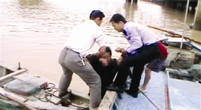 男子疑妻有外遇跳江轻生外套充气浮起被救(图)