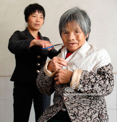 20岁“村花”放弃工作28年服侍200余位孤老（图）