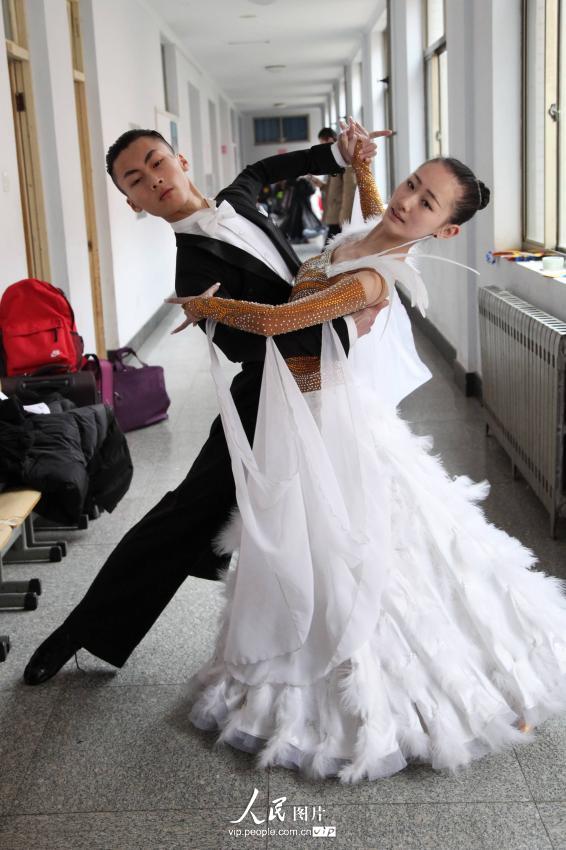 2014年2月17日,山东滨州,艺考考生在滨州学院候考区热身。