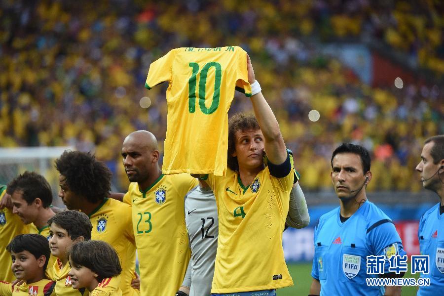 (世界杯)(2)足球——带着队友的球衣上赛场