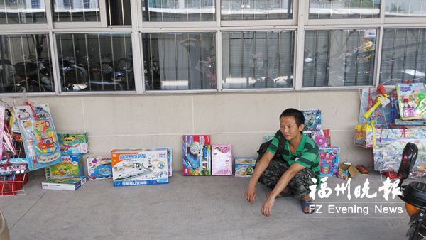 女儿患病男子摆“无人摊”筹钱 数十天分文不差