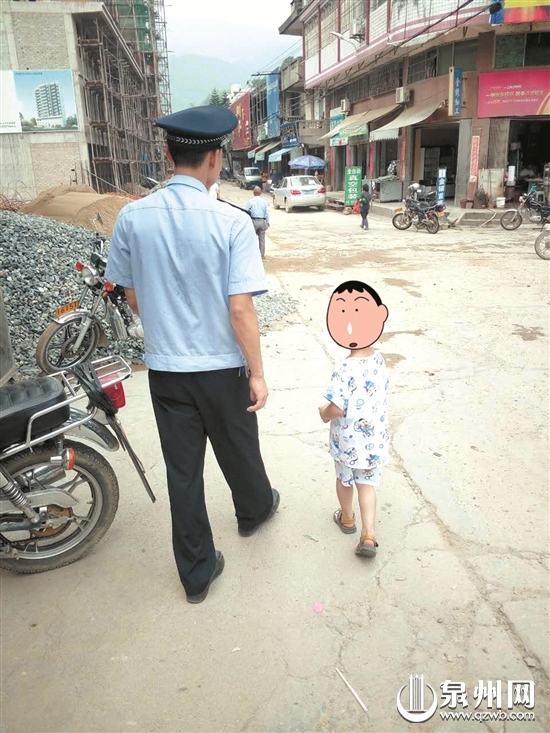 安溪一幼儿走失后急中生智 “赖”上民警找到家 安溪一幼儿走失后急中生智 “赖”上民警找到家