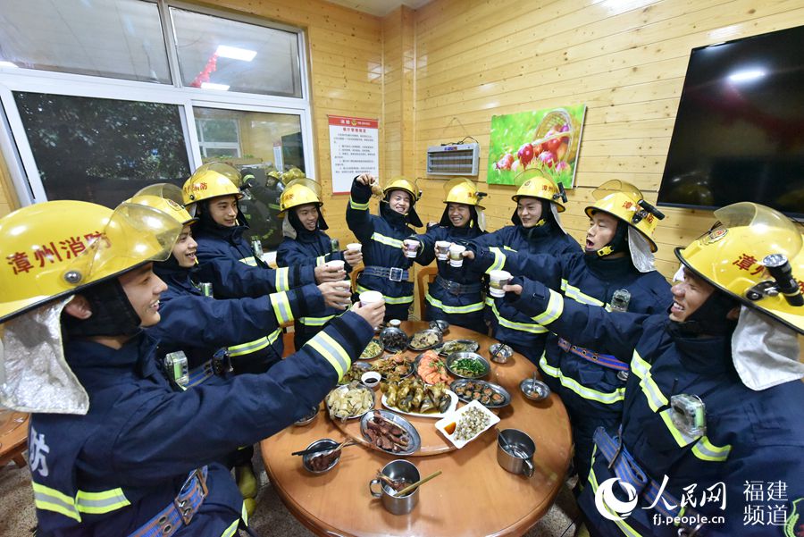 南靖县消防救援大队吃年夜饭 余杉芳摄