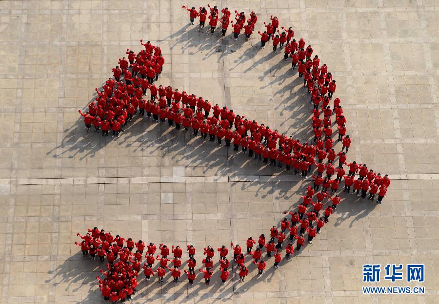 （新华网）复旦大学生摆“党徽”造型喜迎十八大