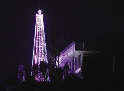 22日，朝韩军事分界线附近爱妓峰山顶，韩国宗教团体点亮了一棵30米高的巨大圣诞树，被朝鲜指责为心理战。