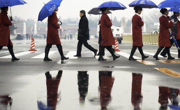 两会花絮：大会堂前的雨趣