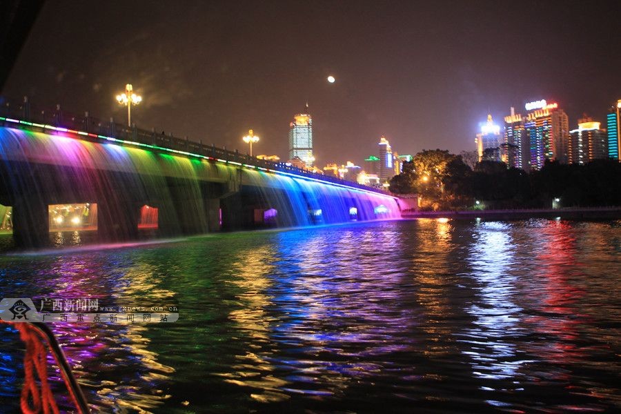 夜游水城 美丽南宁让网媒记者叹为观止