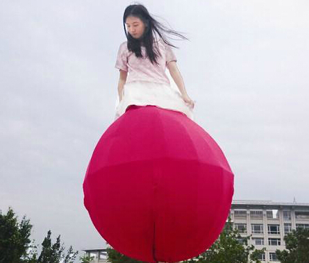 引来大批男粉丝 两岸特色庙会美女不倒翁好“高端”