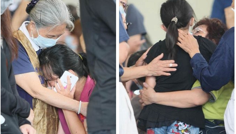 台空难罹难者家属抵殡仪馆认遗体 失声痛哭