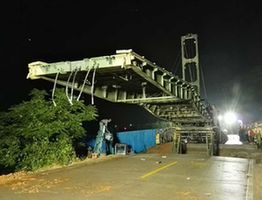 南平军分区架桥增援泰宁县山体滑坡现场