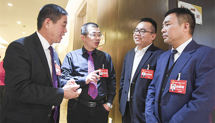 省人大代表分组审议六项报告决议草案