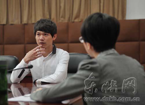 考官对应聘者的外语水平进行考核
