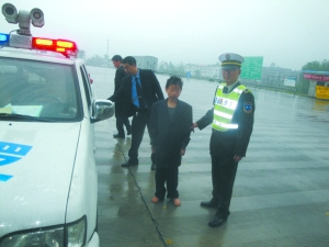 高速公路执法人员把刘华带往服务站休息。 高速公路执法人员把刘华带往服务站休息。