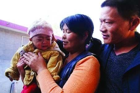 夫妻捡到患先天性心脏病弃婴举债为其治病(图)