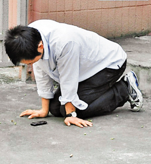 男子街头长跪只为挽回女友协商后还是分手(图)