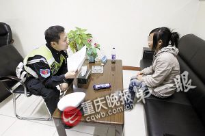 交巡警耐心开导女孩 重庆晚报记者 杨帆 摄