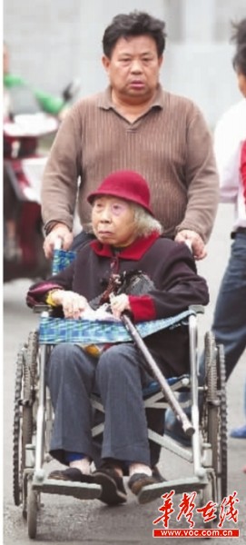 男子更名改姓照顾已故同学父母39年妻子出走(图)
