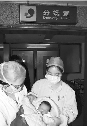 19岁女孩路边突然分娩众人相助后自己离去(图)