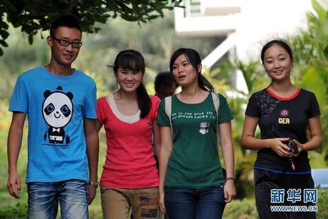 三名女大学生救助被撞农民工感动网友