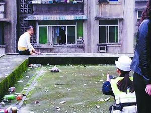 女孩与男友赌气欲跳楼女警借互加微博将其救下(图)