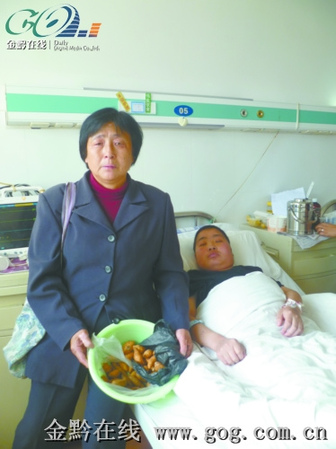 6旬女子为省钱给养子治病每日吃红薯充饥(图)