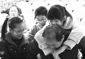 同学们帮郭彦林安顿好郭惠文。 摄影 于姗姗 同学们帮郭彦林安顿好郭惠文。 摄影 于姗姗