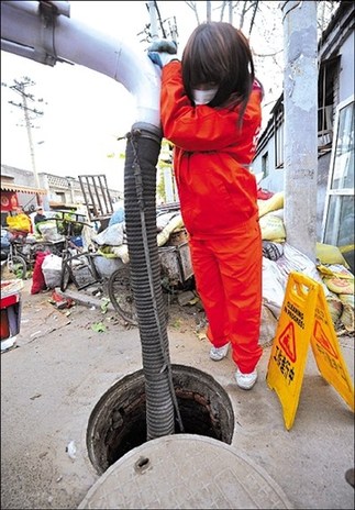 退役女兵自愿当抽粪工称职业没有贵贱之别(图)