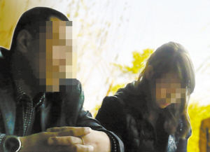 前来与记者洽谈“业务”的王某(身边就是那个19岁的女孩)。 前来与记者洽谈“业务”的王某(身边就是那个19岁的女孩)。