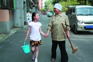 66岁大妈坚持义务清扫楼道24年(图)