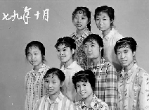 1979年10月,这一次,变化悄悄显现,有人烫起了新潮的发型,梳起了卷卷的刘海。 1979年10月,这一次,变化悄悄显现,有人烫起了新潮的发型,梳起了卷卷的刘海。