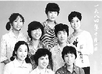 1984年10月1日,不知是不是短发流行,女孩们形象大变,8个人中有6个剪短了头发。 1984年10月1日,不知是不是短发流行,女孩们形象大变,8个人中有6个剪短了头发。