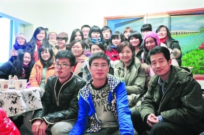 咖啡馆股东合影。“米格”供图 咖啡馆股东合影。“米格”供图