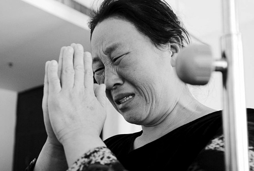 小桂兵妈妈双手合十祈祷 小桂兵妈妈双手合十祈祷