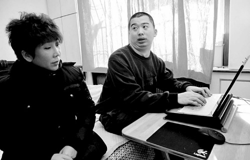 杨兵(右)想找份和电脑有关的工作 李双琦摄 杨兵(右)想找份和电脑有关的工作 李双琦摄