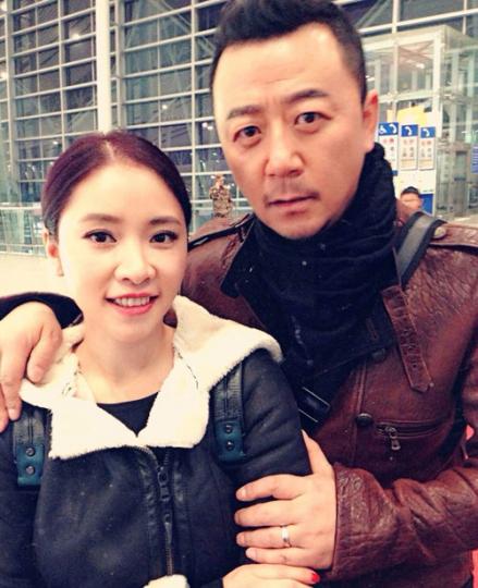 李燃，重庆人，2008年毕业于中国传媒大学播音主持专业。 郭涛和妻子李燃2006年结婚，郭涛比搜李燃大15岁。郭涛拍《疯狂的石头》时是他第一次来重庆，也是那时才对重庆有了真正的了解。拍完戏不久，郭涛就和做建筑设计的重庆女孩李燃结婚了。