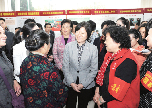 4月16日，沈跃跃在武汉市百步亭社区调研时，与社区志愿者亲切交谈。记者 杨睿 摄