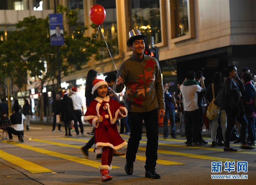(晚报)(2)香港市民欢欣迎接圣诞节