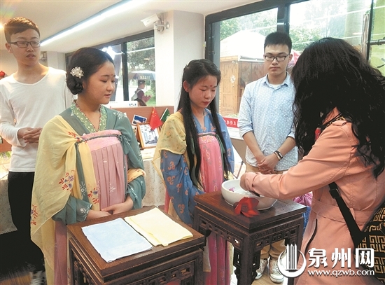 中国情人节!着汉服仿古礼 华大学子重现上巳节