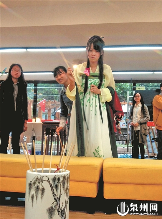 中国情人节!着汉服仿古礼 华大学子重现上巳节